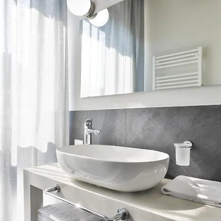 Como Lake Suites
