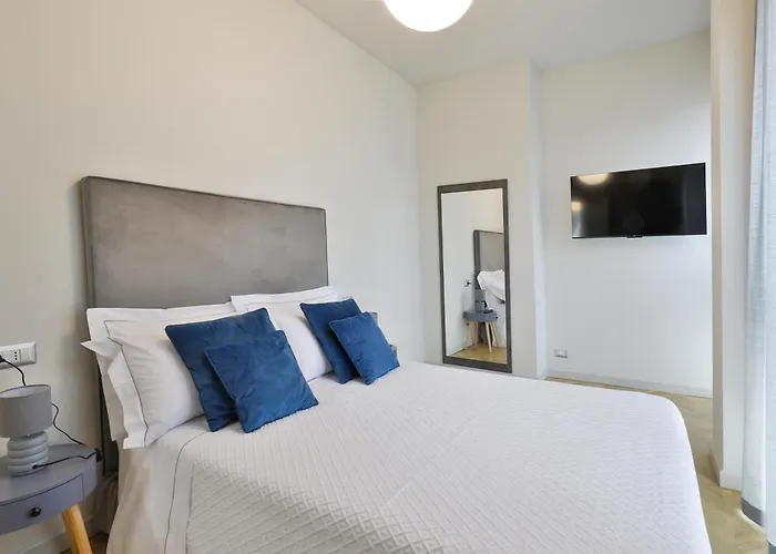 Como Lake Suites Апартаменты *