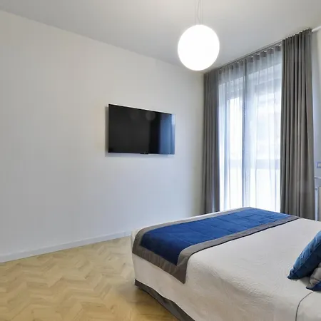 Como Lake Suites Apartment